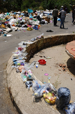 DISCARICA abusiva nei pressi del comune e paese di Monreale in Sicilia. Fotografie di Giulio Azzarello &copy;2014.