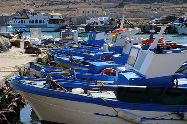 Il PORTO DI FAVIGNANA in Sicilia visioni panoramiche o particolari. Fotografie di Giulio Azzarello &copy;2014.