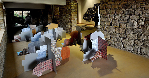 ANNE CLEMENCE de GROLEE e una sua installazione. Fotografie di Giulio Azzarello &copy;2014.