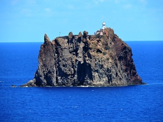 STROMBOLI fotografie di Giulio Azzarello ©2020. STROMBOLI fotografie di Giulio Azzarello ©2020.