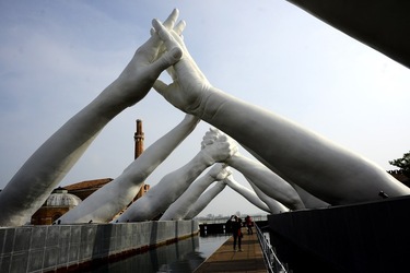LE MANI DI LORENZO QUENN Biennale di Venezia. Fotografie di Giulio Azzarello &copy;2020.