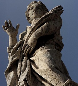 LE SCULTURE DI SAN PIETRO sopra il colonnato a Roma. Fotografie di Giulio Azzarello &copy;2014.