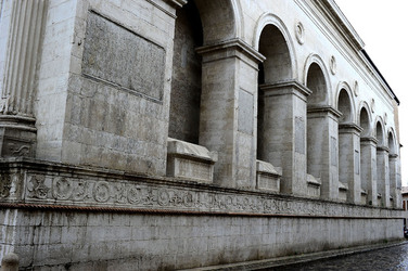 TEMPIO MALATESTIANO e SPIAGGIA di Rimini. Fotografie di Giulio Azzarello &copy;2016.