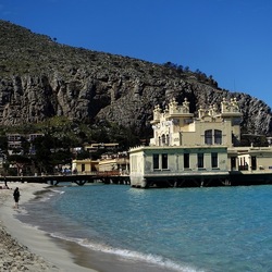 MONDELLO. Fotografie di Giulio Azzarello ©2024.