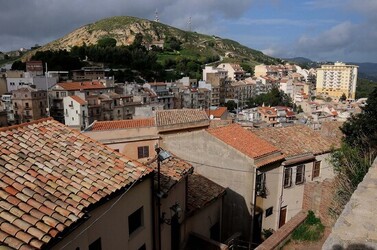 CASTELLO DI SALEMI in Sicilia. Fotografie di Giulio Azzarello &copy;2014.