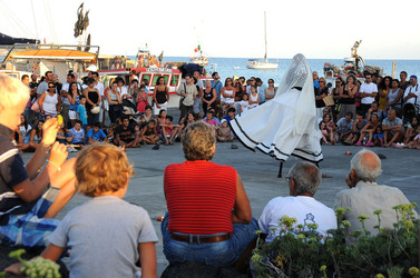 TRAMPOLIERI A LINOSA in Sicilia tutti i momenti dello spettacolo. Fotografie di Giulio Azzarello &copy;2014.