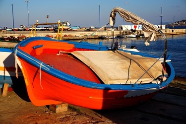 BARCHE. Fotografie di Giulio Azzarello ©2022. BARCHE. Fotografie di Giulio Azzarello ©2022.