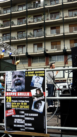 I COMIZI di BEPPE GRILLO in Sicilia a Palermo alcuni momenti. Fotografie di Giulio Azzarello &copy;2014.