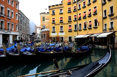 VENEZIA fotografie di Giulio Azzarello &copy;2022.
