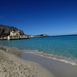 MONDELLO. Fotografie di Giulio Azzarello ©2024.