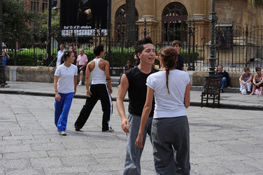 DANZE URBANE contemporanee per le vie di Palermo. Fotografie di Giulio Azzarello &copy;2014.