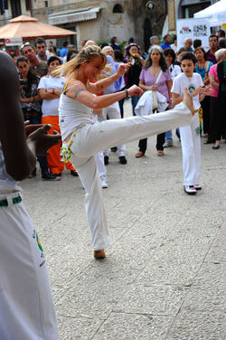 DANZE BRASILIANE E DANZATORI MULTIETNICI a Monreale in Sicilia. Fotografie di Giulio Azzarello &copy;2014.