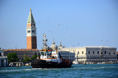 LUNGOMARE di VENEZIA. Fotografie di Giulio Azzarello &copy;2016.