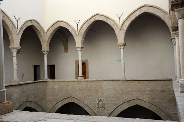 LOGGIATO arabo normanno allo Steri di Palermo. Fotografie di Giulio Azzarello &copy;2014.