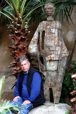 ANGELO DENARO pittore artista siciliano con la sua scultura di ferro. Fotografie di Giulio Azzarello &copy;2014.