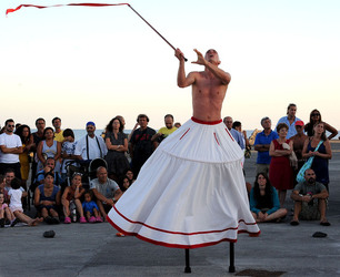 TRAMPOLIERI A LINOSA in Sicilia tutti i momenti dello spettacolo. Fotografie di Giulio Azzarello &copy;2014.
