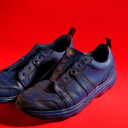 SCARPE. Fotografia di Giulio Azzarello ©2023. SCARPE. Fotografia di Giulio Azzarello ©2023.