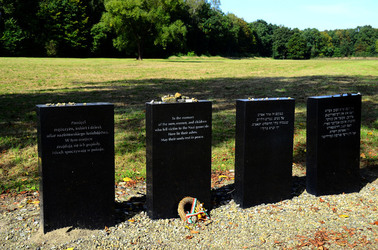 AUSCHHWITZ BIRKENAU le lapidi della memoria. Fotografie di Giulio Azzarello &copy;2016.
