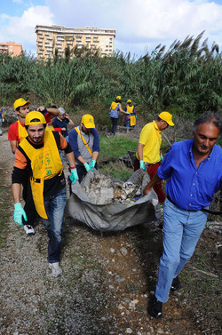 LA BONIFICA delle coste a Palermo una azione simbolica di Lega Ambiente Sicilia. Fotografie di Giulio Azzarello &copy;2014.