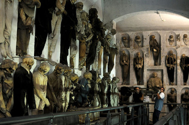 Le CATACOMBE di Palermo documentario film. Fotografie di scena e set di Giulio Azzarello &copy;2014.