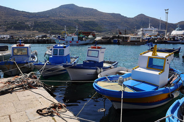 Il PORTO DI FAVIGNANA in Sicilia visioni panoramiche o particolari. Fotografie di Giulio Azzarello &copy;2014.