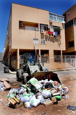 IL QUARTIERE ZEN di Palermo. Fotografie di Giulio Azzarello ©2014. IL QUARTIERE ZEN di Palermo. Fotografie di Giulio Azzarello ©2014.