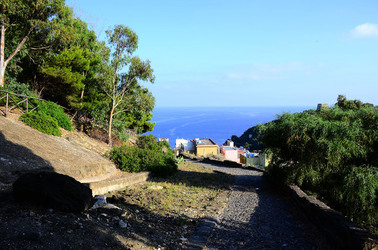 ISOLA DI USTICA il paese. Fotografie di Giulio Azzarello ©2016. ISOLA DI USTICA il paese. Fotografie di Giulio Azzarello ©2016.