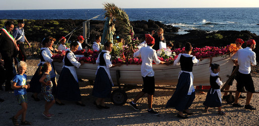 PROCESSIONE RELIGIOSA DEL MARE a Linosa. Fotografie di Giulio Azzarello ©2014. PROCESSIONE RELIGIOSA DEL MARE a Linosa. Fotografie di Giulio Azzarello ©2014.