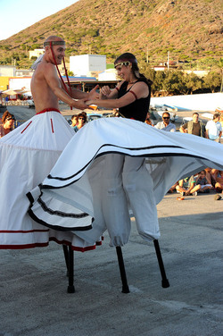 TRAMPOLIERI A LINOSA in Sicilia tutti i momenti dello spettacolo. Fotografie di Giulio Azzarello &copy;2014.