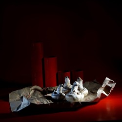 CARTONI ROSSI. Fotografie di Giulio Azzarello &copy;2023.