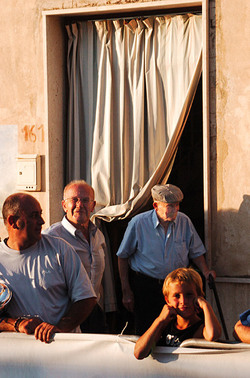 ANZIANI fotografie di Giulio Azzarello &copy;2014.