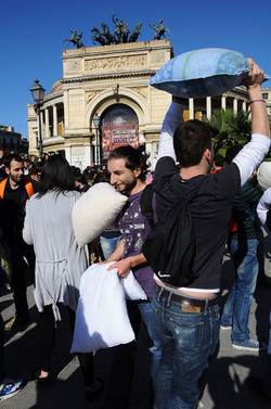 LOTTA DI CUSCINI flash mob fotografie di Giulio Azzarello ©2014. LOTTA DI CUSCINI flash mob fotografie di Giulio Azzarello ©2014.
