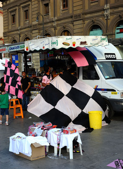 I TIFOSI DEL PALERMO CALCIO in piazza per festeggiare. Fotografie di Giulio Azzarello ©2014. I TIFOSI DEL PALERMO CALCIO in piazza per festeggiare. Fotografie di Giulio Azzarello ©2014.