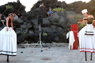 TRAMPOLIERI A LINOSA in Sicilia tutti i momenti dello spettacolo. Fotografie di Giulio Azzarello &copy;2014.