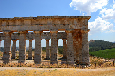 SEGESTA il sito archeologico il teatro greco e l acropoli. Panorami e particolari. Fotografie di Giulio Azzarello &copy;2014.