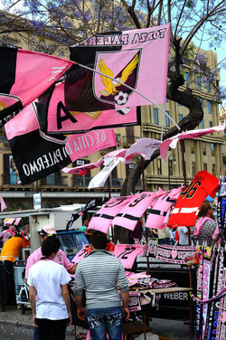 I TIFOSI DEL PALERMO CALCIO in piazza per festeggiare. Fotografie di Giulio Azzarello ©2014. I TIFOSI DEL PALERMO CALCIO in piazza per festeggiare. Fotografie di Giulio Azzarello ©2014.