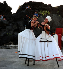 TRAMPOLIERI A LINOSA in Sicilia tutti i momenti dello spettacolo. Fotografie di Giulio Azzarello &copy;2014.