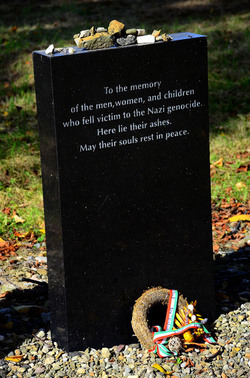 AUSCHHWITZ BIRKENAU le lapidi della memoria. Fotografie di Giulio Azzarello &copy;2016.