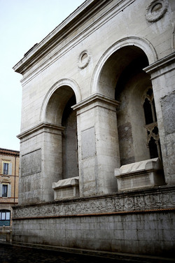 TEMPIO MALATESTIANO e SPIAGGIA di Rimini. Fotografie di Giulio Azzarello &copy;2016.