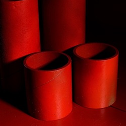 CARTONI ROSSI. Fotografie di Giulio Azzarello &copy;2023.