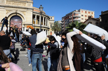 LOTTA DI CUSCINI flash mob fotografie di Giulio Azzarello ©2014. LOTTA DI CUSCINI flash mob fotografie di Giulio Azzarello ©2014.