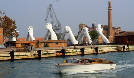 LE MANI DI LORENZO QUENN Biennale di Venezia. Fotografie di Giulio Azzarello &copy;2020.