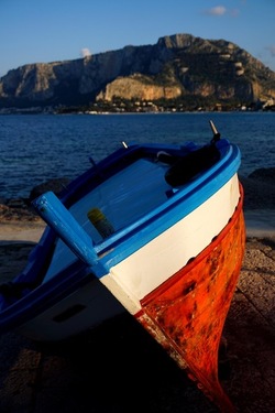 BARCHE. Fotografie di Giulio Azzarello ©2022. BARCHE. Fotografie di Giulio Azzarello ©2022.