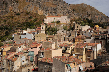 ISNELLO in Sicilia comune e paese del territorio delle madonie. Fotografie di Giulio Azzarello &copy;2014.