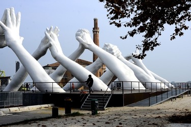 LE MANI DI LORENZO QUENN Biennale di Venezia. Fotografie di Giulio Azzarello &copy;2020.