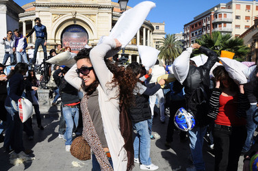 LOTTA DI CUSCINI flash mob fotografie di Giulio Azzarello ©2014. LOTTA DI CUSCINI flash mob fotografie di Giulio Azzarello ©2014.