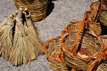 CESTO tipico tradizionale siciliano impagliato. Fotografie di Giulio Azzarello &copy;2014.
