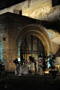 DANZE URBANE contemporanee per le vie di Palermo. Fotografie di Giulio Azzarello &copy;2014.