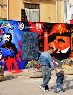 IL MURO DELL ANTIMAFIA e della legalit&agrave; a Partinico in Sicilia. Fotografie di Giulio Azzarello &copy;2014.