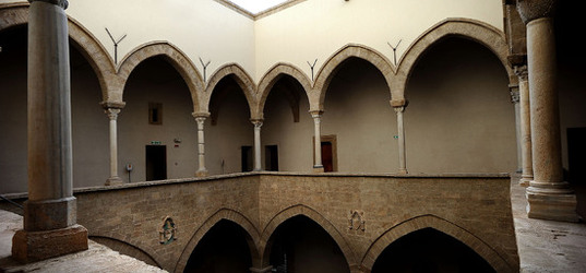 LOGGIATO arabo normanno allo Steri di Palermo. Fotografie di Giulio Azzarello &copy;2014.